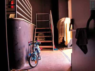 Il sottopalco che che rivela lo stato di abbandono del teatro